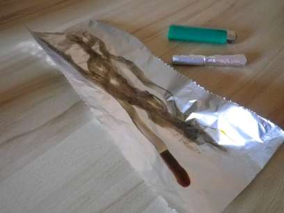 Une feuille d'alu ayant servi a fumer de l'héroïne