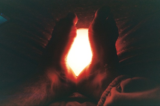 des pieds, une lampe