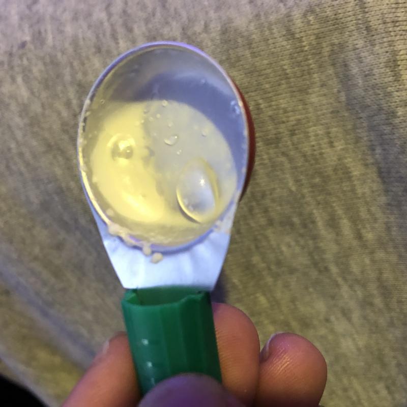 En biais (ont vois bien la goutte sur une surface hydrophobe) En biais (ont vois bien la goutte sur une surface hydrophobe)