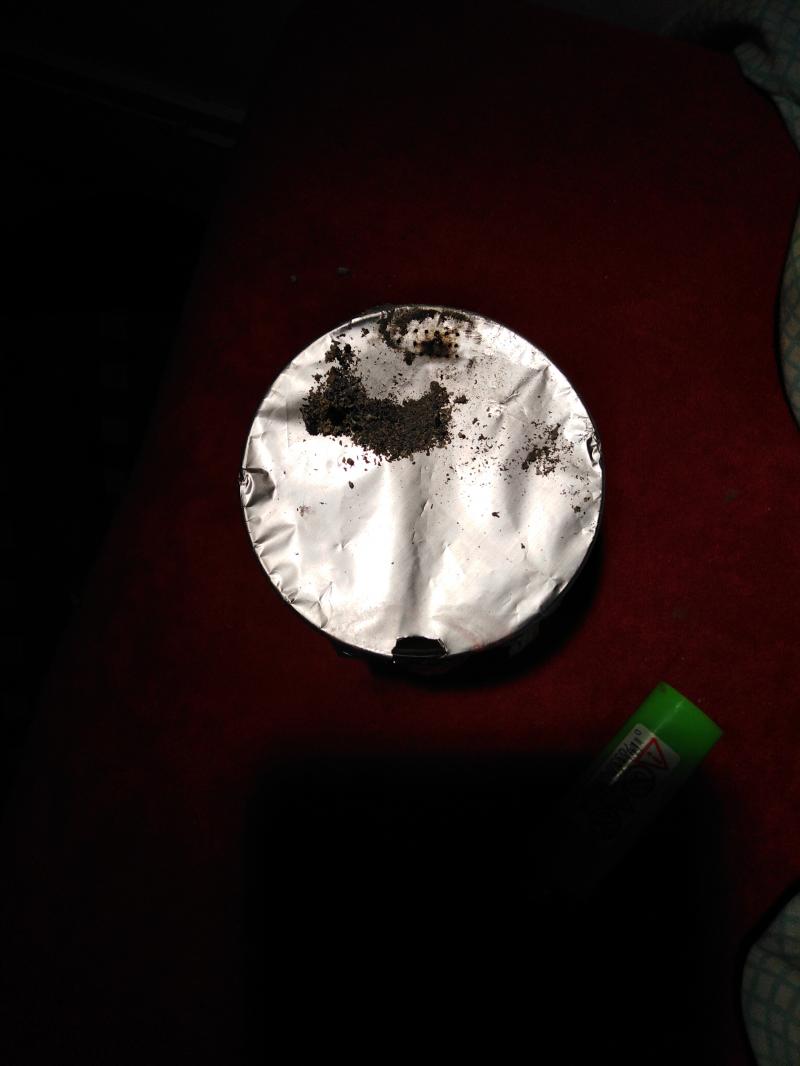 Faire des trous avec une aiguille pour les cendres et un plis gd trou pr la bouche Faire des trous avec une aiguille pour les cendres et un plis gd trou pr la bouche