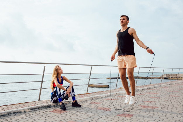 /forum/uploads/images/1575/jeune-couple-sportif-travaillant-ensemble-quai-.jpg