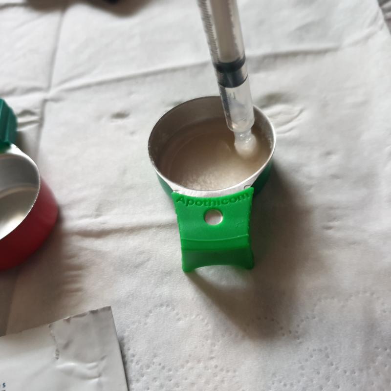 On filtre la bouillie avec le coton comme pour un IV