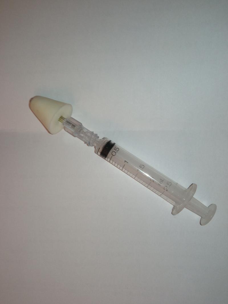 Le dispositif avec sa seringue Le dispositif avec sa seringue