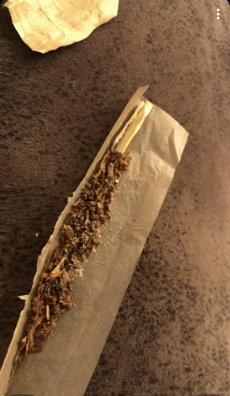 Fefe blanche mélangé  à du cannabis Fefe blanche mélangé  à du cannabis