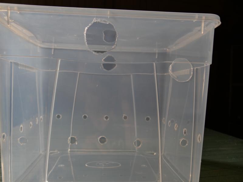 Sur celui ci, il n y a qu un trou en haut car il y avait déjà des aérations présentes sur la boite