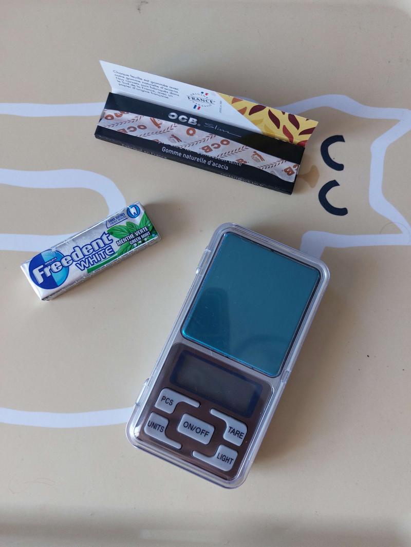 balance chewing gum et feuilles