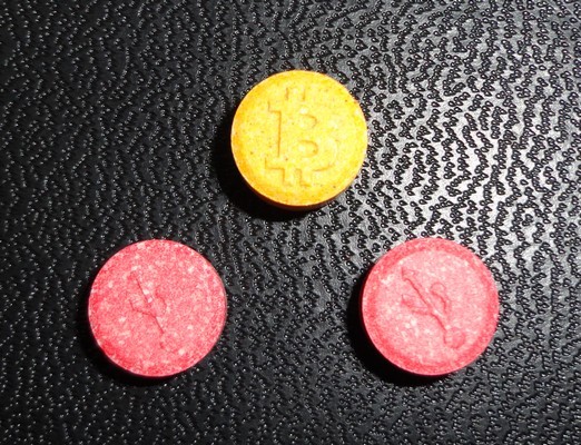 Cachets d'ecstasy "Bitcoin" et "USB"