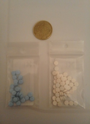 Etizolam 1mg (blanc) et clonazolam 0,5mg (bleu).jpeg